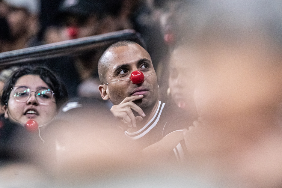 Torcida do Corinthians usando nariz de palhao em protesto contra a diretoria
