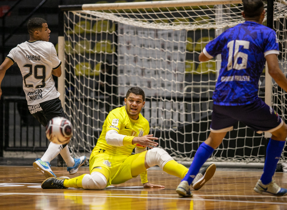 Vanderson defende bola durante jogo entre Corinthians e Bragana pelo Paulista de Futsal