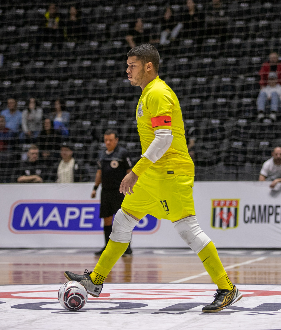 Vanderson domina bola durante jogo entre Corinthians e Bragana pelo Paulista de Futsal