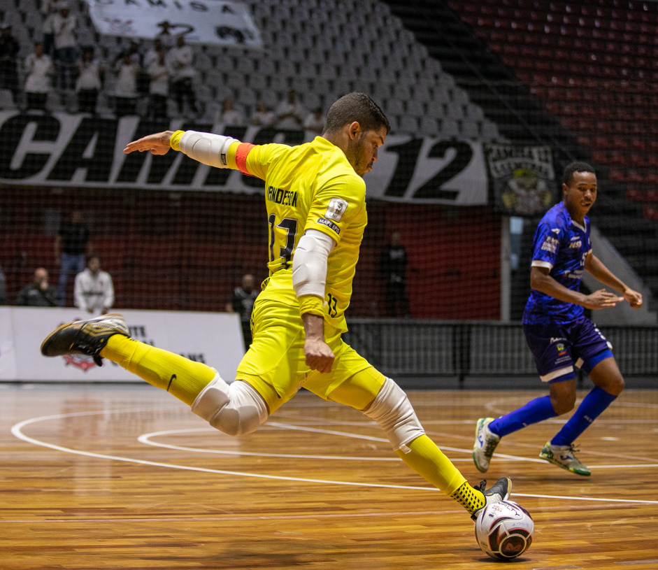 Vanderson projeta chute durante jogo entre Corinthians e Bragana pelo Paulista de Futsal