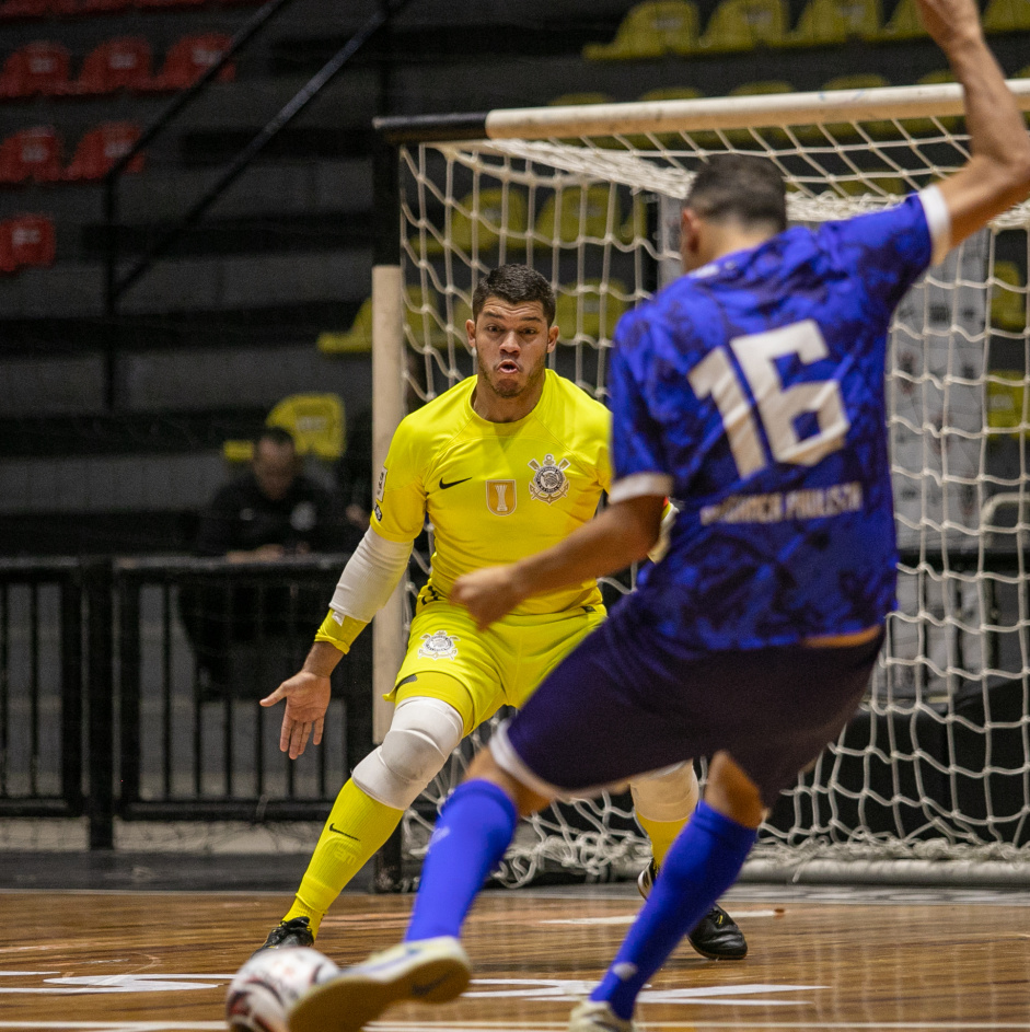 Vanderson projeta defesa durante jogo entre Corinthians e Bragana pelo Paulista de Futsal