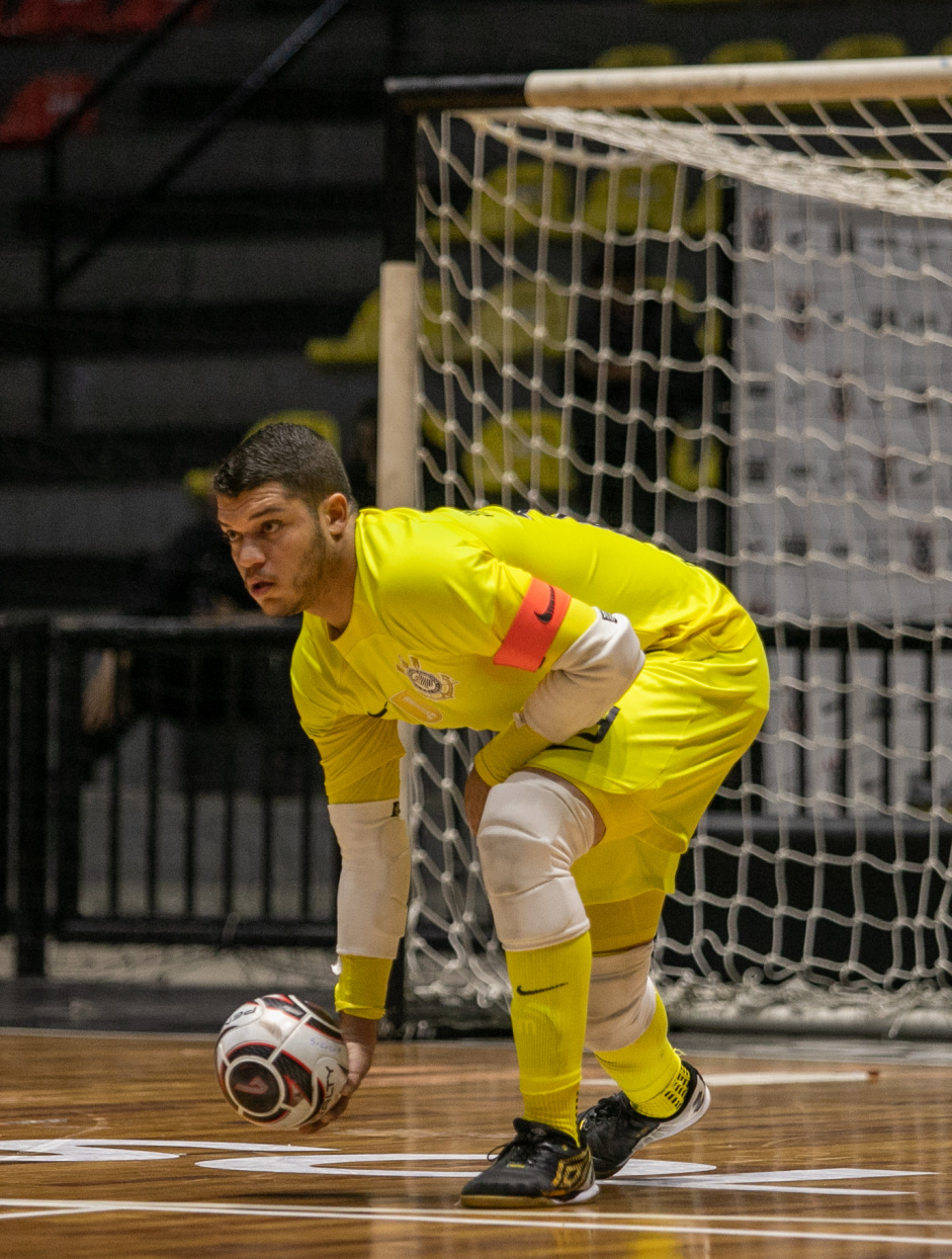 Vanderson repe bola durante jogo entre Corinthians e Bragana pelo Paulista de Futsal