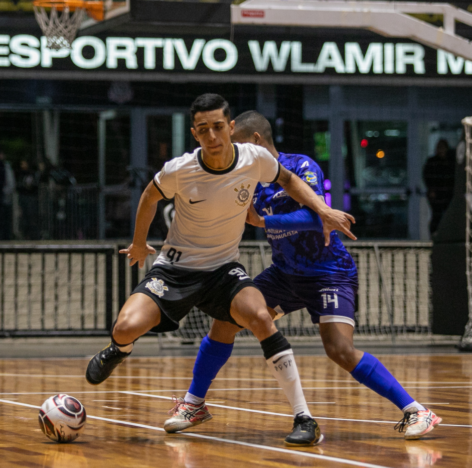 Vitinho protege bola durante jogo entre Corinthians e Bragana pelo Paulista de Futsal