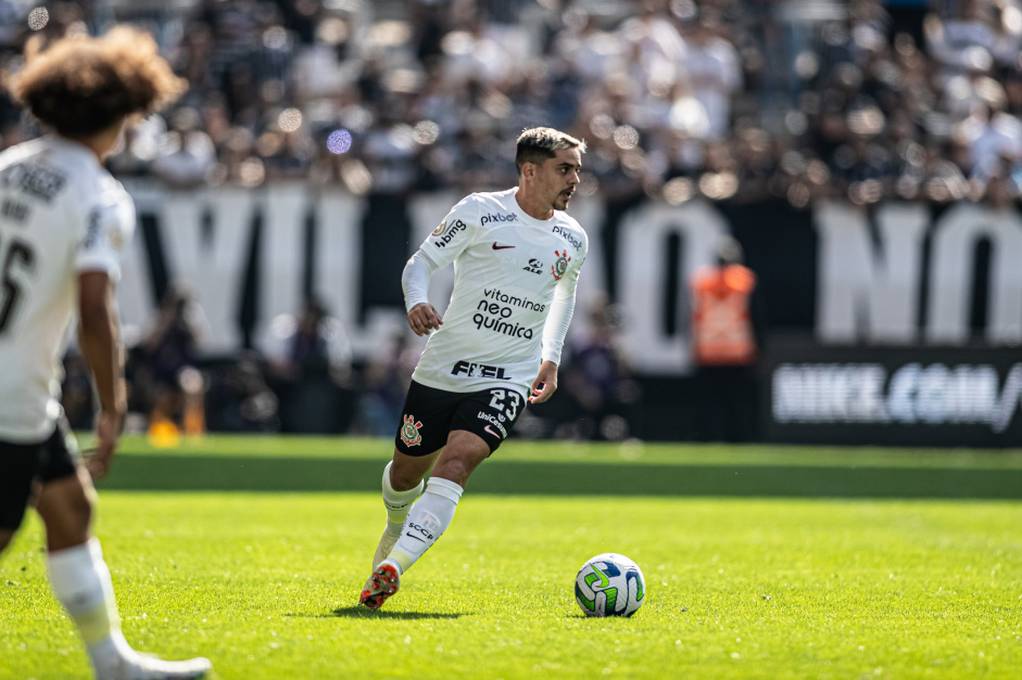 Fagner carrega a bola no jogo entre Corinthians e Bragantino pelo Brasileiro