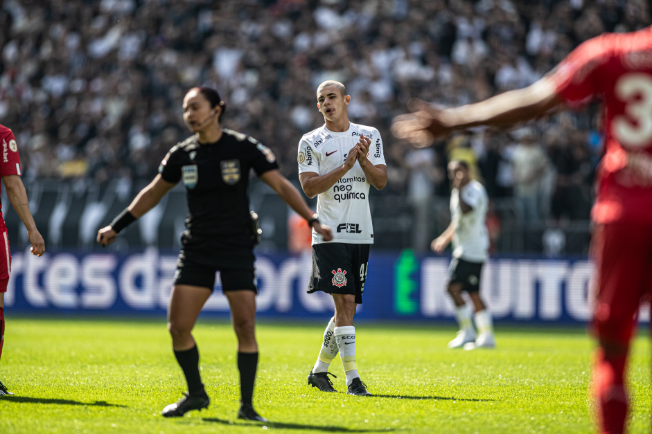 Gabriel Moscardo aplaude jogada do Corinthians