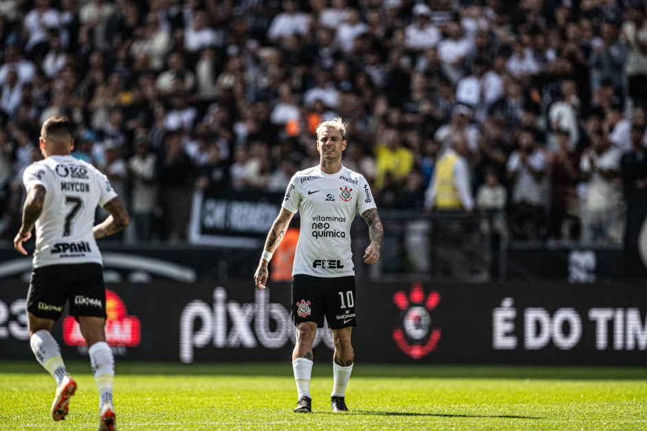 Maycon e Rger Guedes durante o jogo entre Corinthians e Bragantino pelo Brasileiro