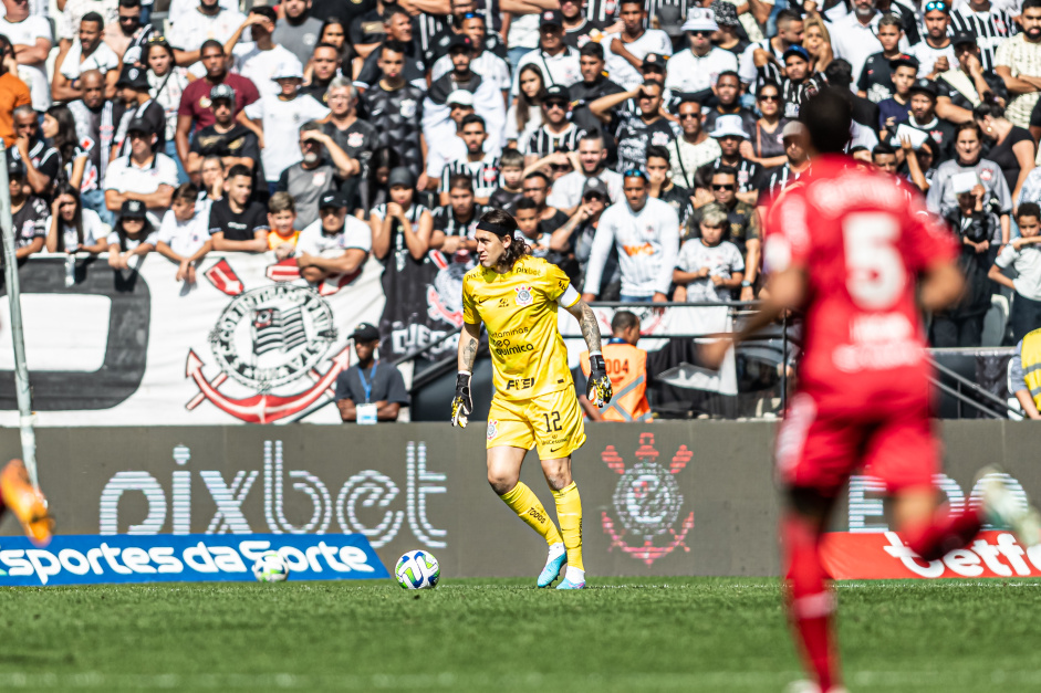 Cssio com a bola dominada no jogo entre Corinthians e Bragantino