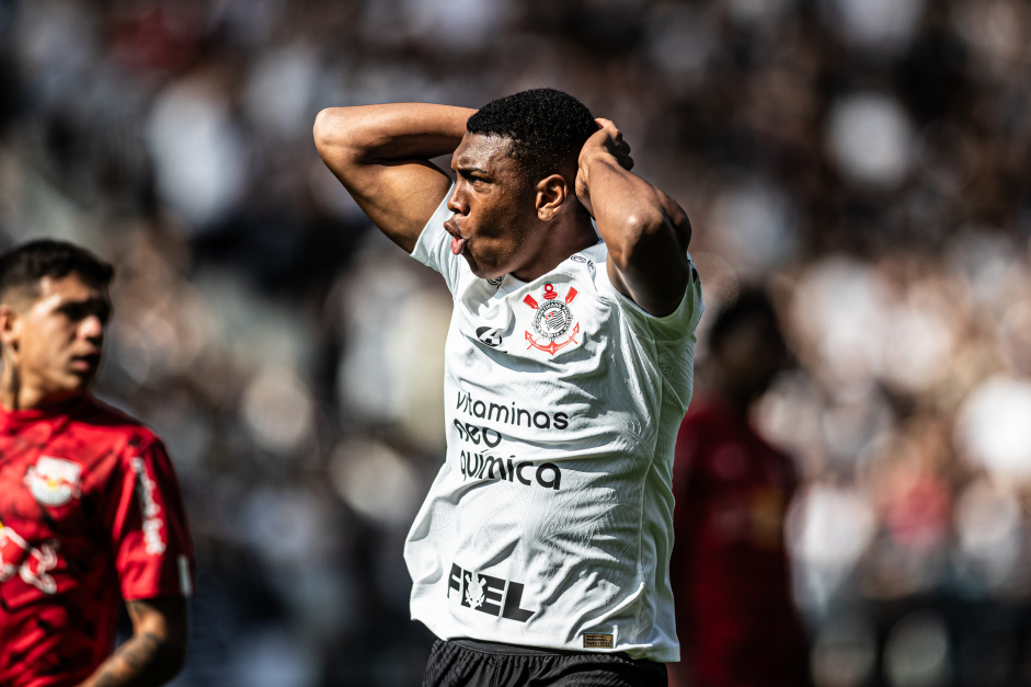 Felipe Augusto lamenta chance desperdiada pelo Corinthians