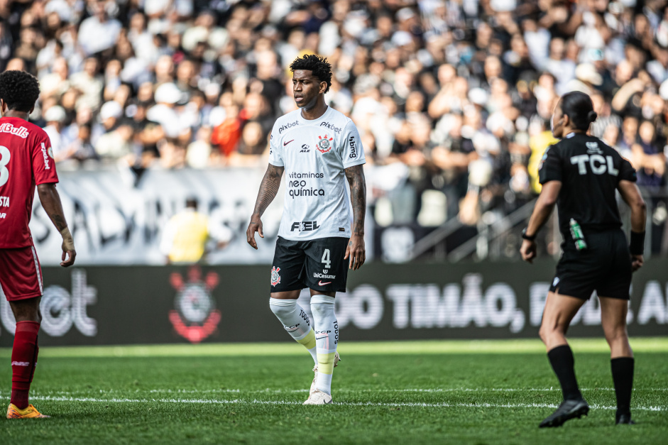 Gil caminha durante partida entre Corinthians e Bragantino, pelo Brasileiro