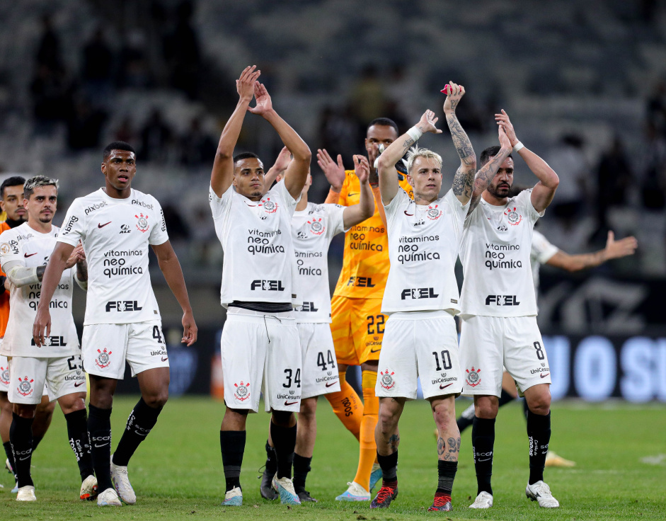 Guedes, Carlos Miguel, Murillo, Renato, Moscardo, Felipe Augusto, Fagner e Bidu celebram vitria do Corinthians sobre o Atltico-MG pelo Brasileiro