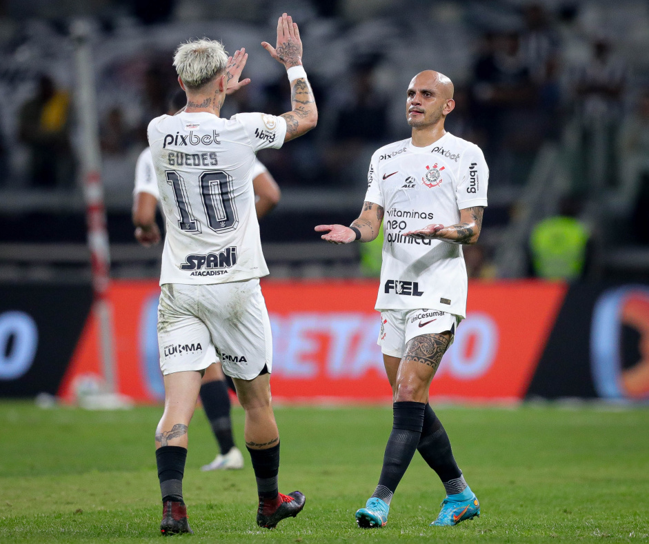 Rger Guedes e Fbio Santos durante jogo do Corinthians