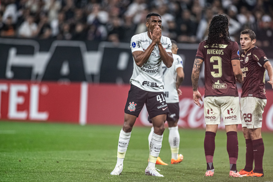 Felipe Augusto lamenta gol perdido com as mos no rosto