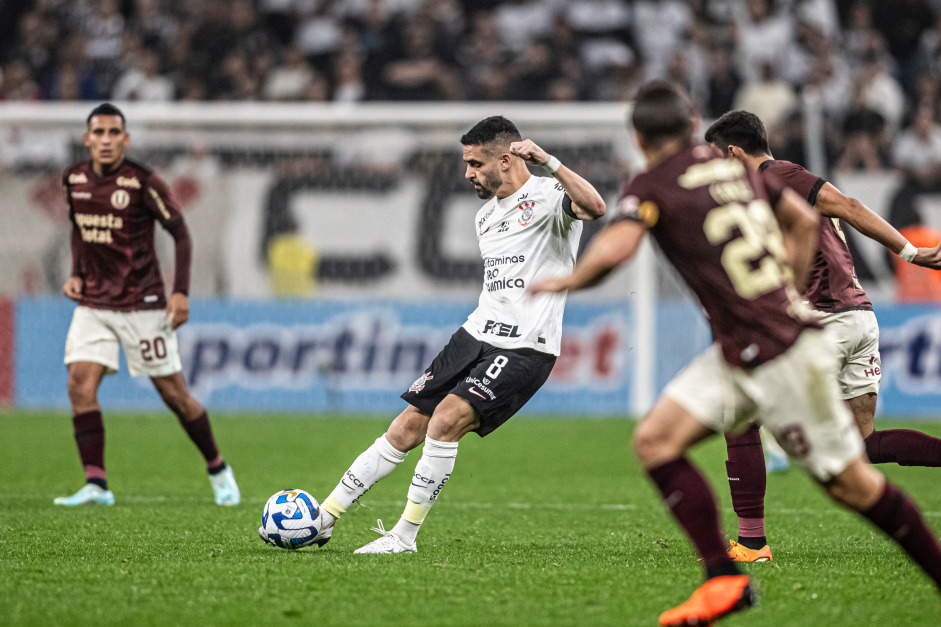 Renato Augusto fazendo lanamento na Neo Qumica Arena contra o Universitario, pela Sul-Americana