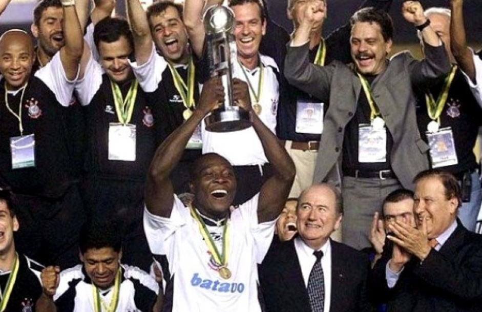 Rincn levantando a taa do primeiro ttulo do Mundial de Clubes do Corinthians, em 2000