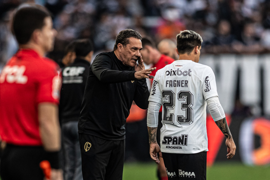O técnico Vanderlei Luxemburgo falou sobre o momento atual do Corinthians e defendeu seus jogadores