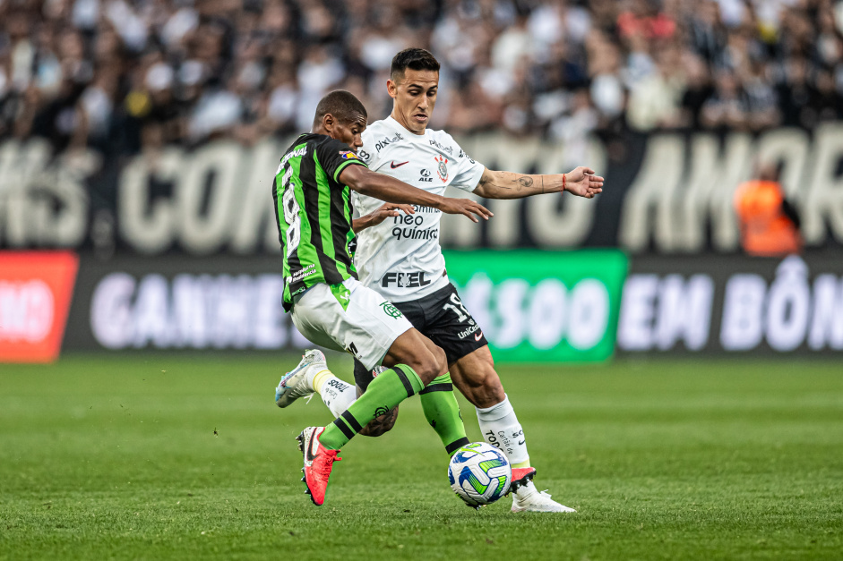 Rojas disputa bola com Juninho
