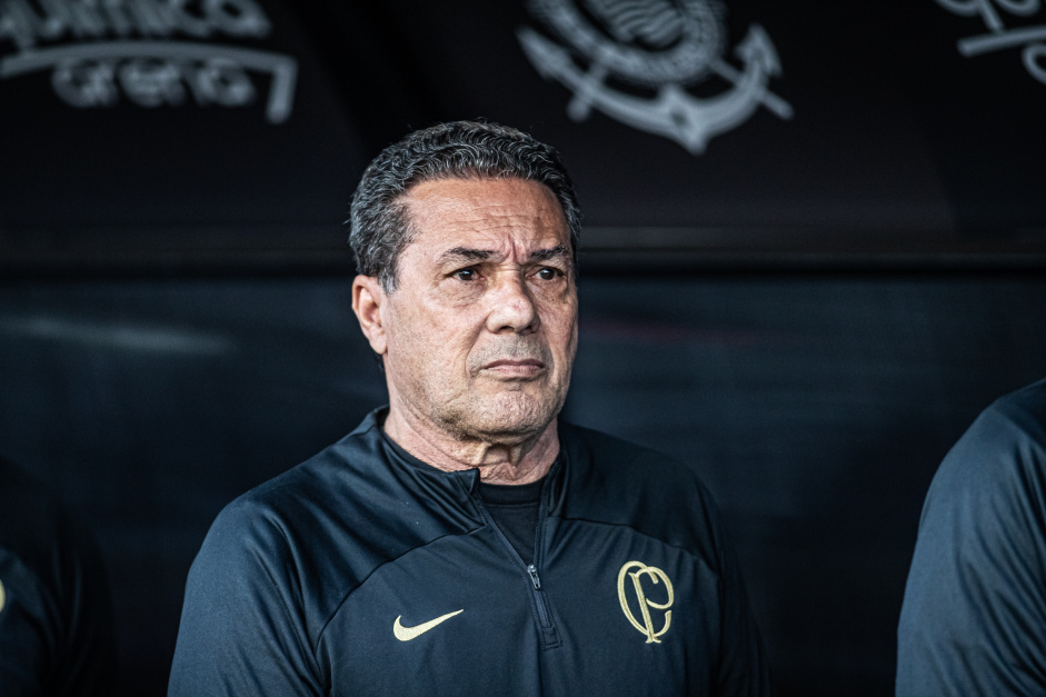 Vanderlei Luxemburgo no banco de reservas do Corinthians