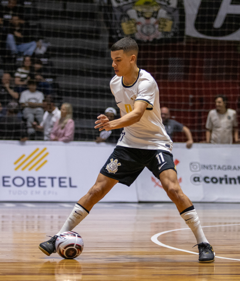Gabriel Alves domina a bola em jogo do Corinthians contra o So Bernardo