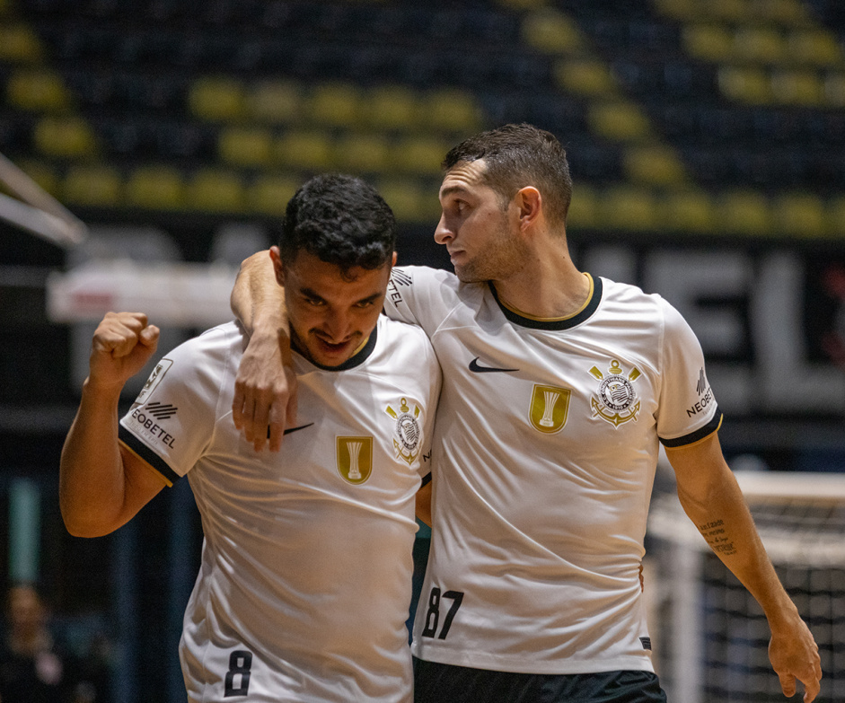 Gugu Flores e Canabarro comemoram gol do Corinthians