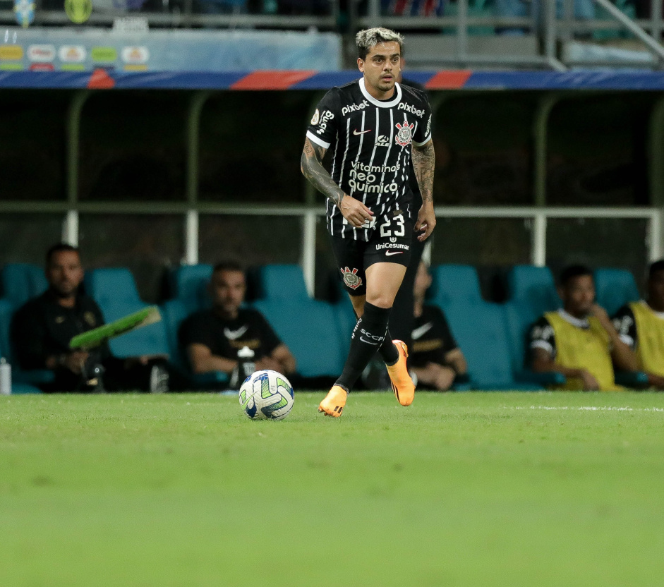 Fagner correndo na Fonte Nova com a bola em seus ps no jogo contra o Bahia
