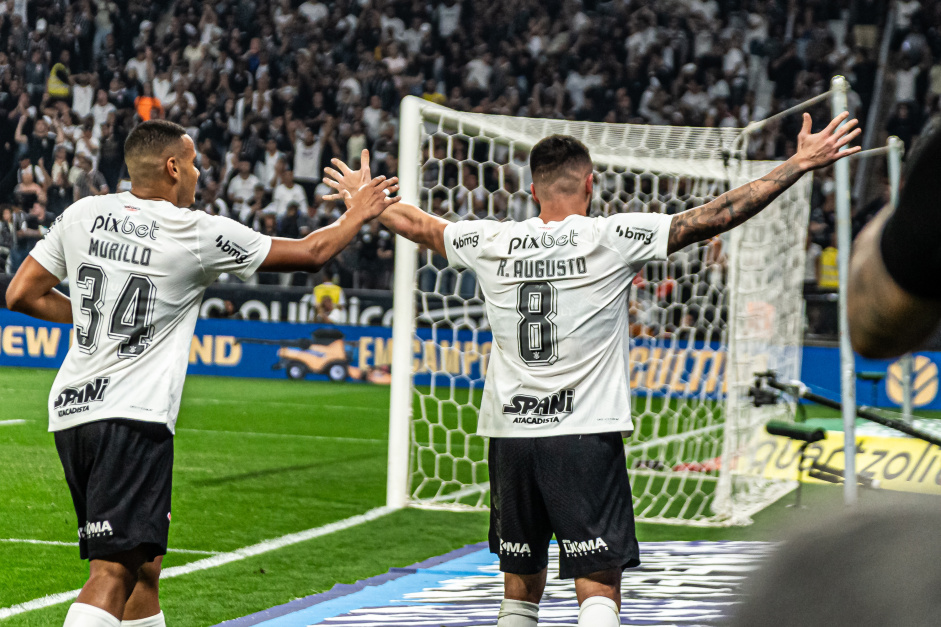 Murillo e Renato Augusto aps o gol contra o So Paulo