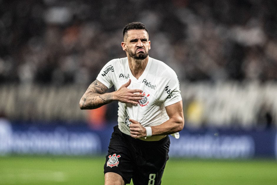 Renato Augusto ao marcar gol na semifinal da Copa do Brasil