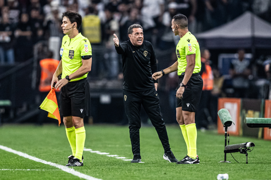 Tcnico Vanderlei Luxemburgo comandando o Corinthians na semifinal da Copa do Brasil