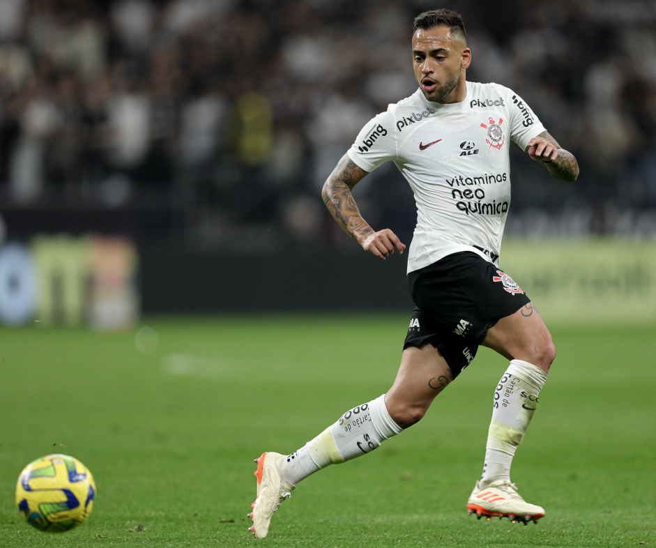 Maycon em ao pelo Corinthians no jogo contra o So Paulo