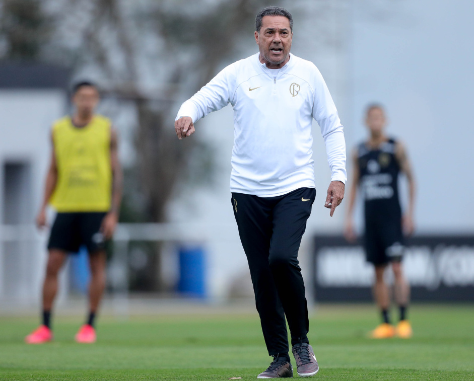 Tcnico Vanderlei Luxemburgo comandando treino nesta quinta