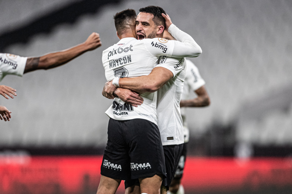 Renato Augusto e Maycon voltam a participar de um gol do Corinthians na temporada