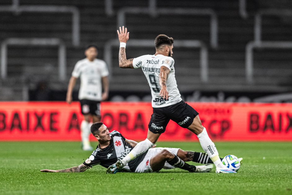 Yuri Alberto esperando receber a bola para puxar o ataque do Corinthians contra a Lusa