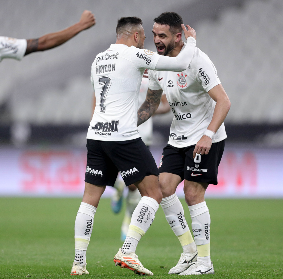 Maycon e Renato Augusto comemorando gol do Corinthians diante o Vasco