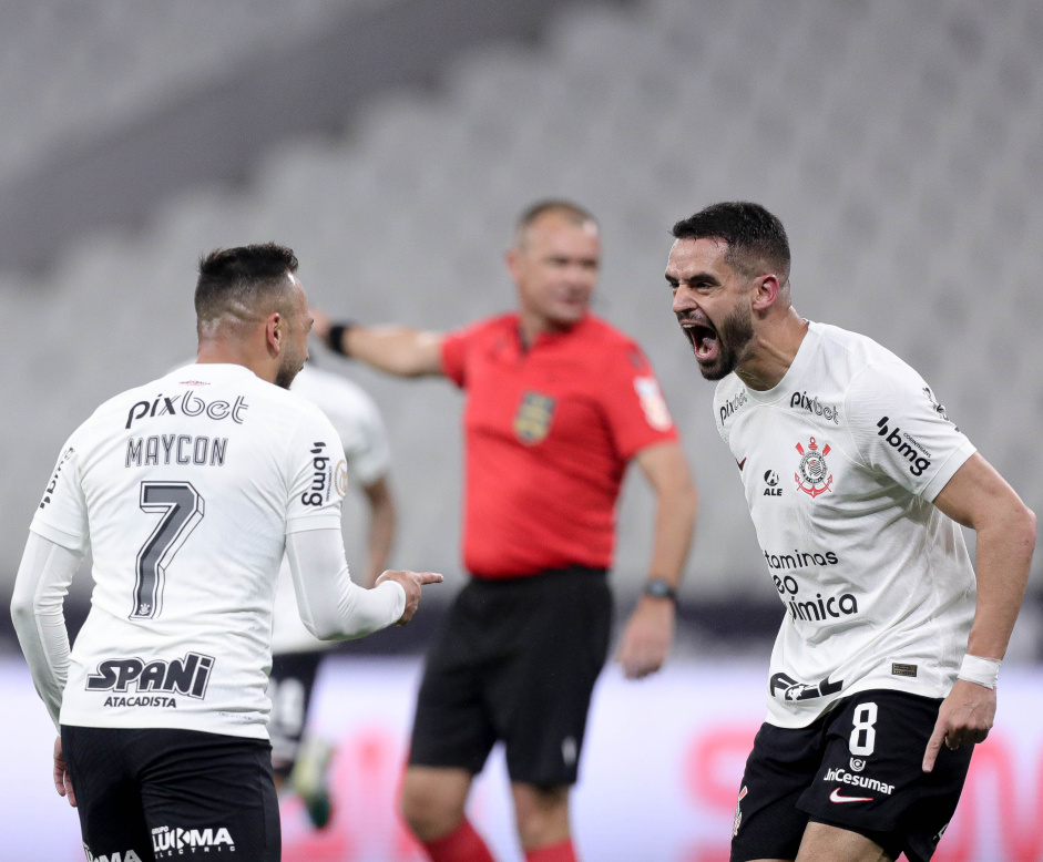 Maycon e Renato Augusto comemorando gol do Corinthians