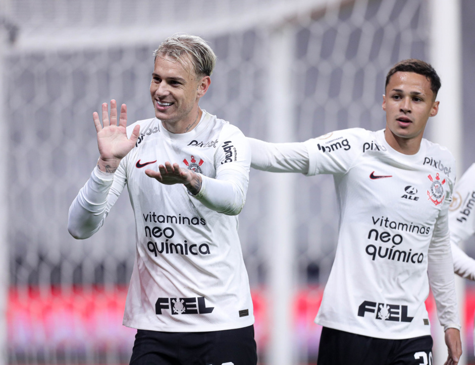 Rger Guedes e Matheus Arajo comemorando gol do Corinthians