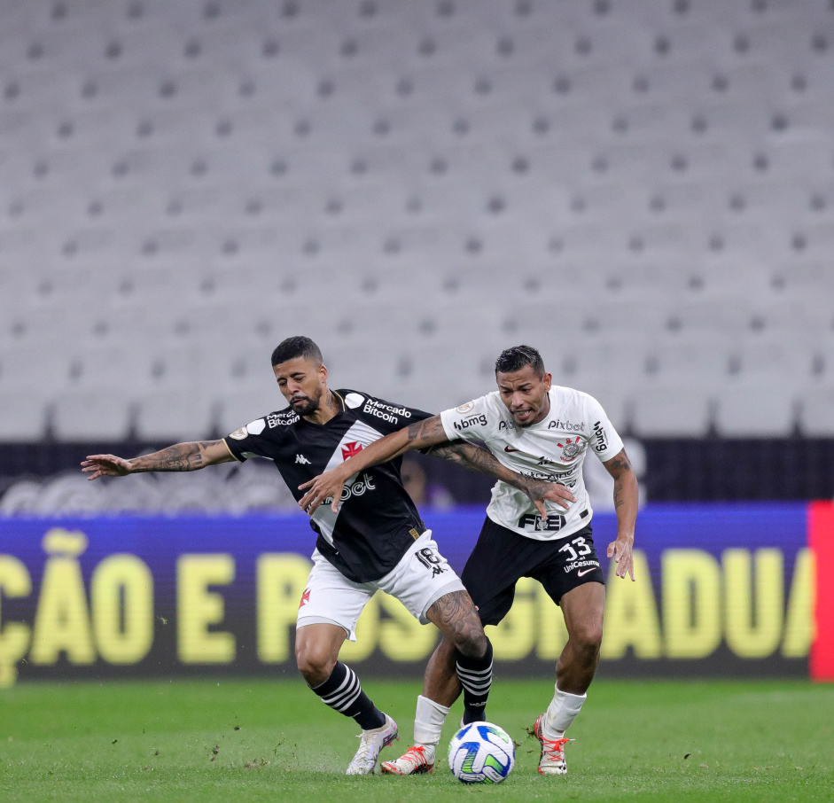 Ruan Oliveira em disputa de bola contra o Vasco