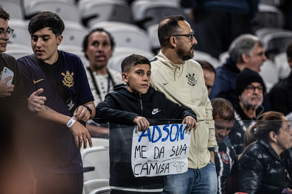 Torcedor do Corinthians estende faixa pedindo camisa do Adson