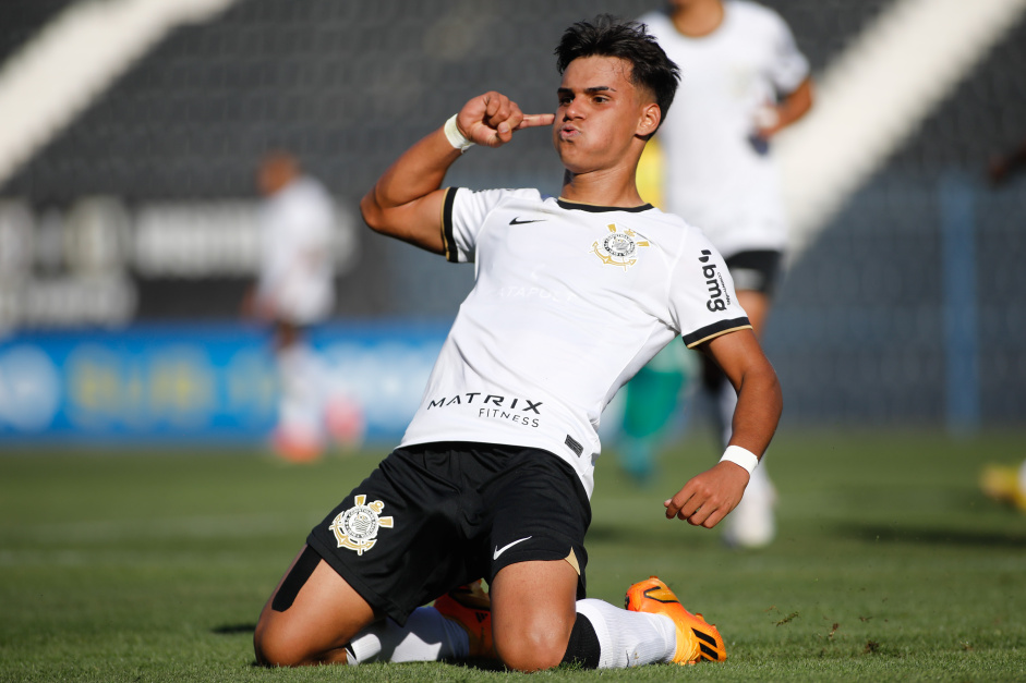 Guilherme Henrique comemorando gol pelo Corinthians