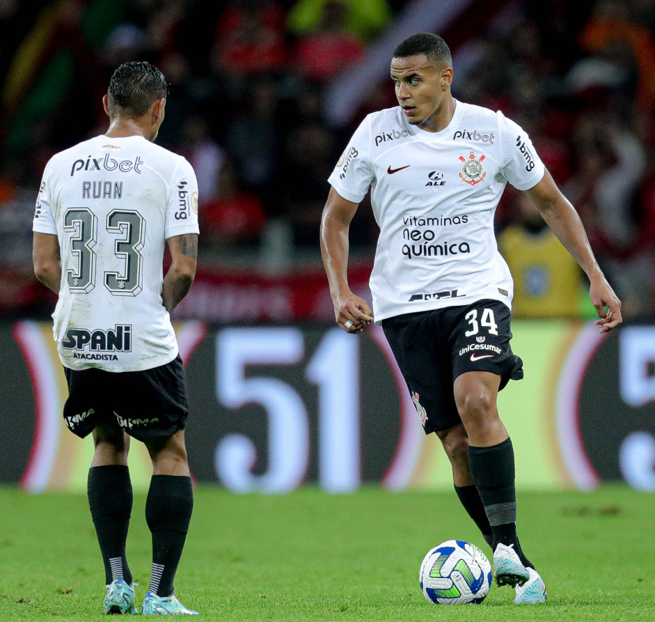 Murillo com a bola em seu domínio contra o Internacional; Ruan Oliveira aparece de costas