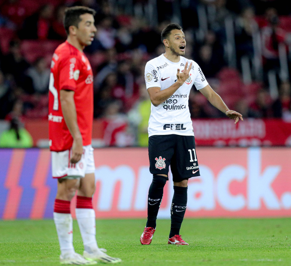 Romero gesticulando com seus companheiros durante jogo do Corinthians contra o Internacional