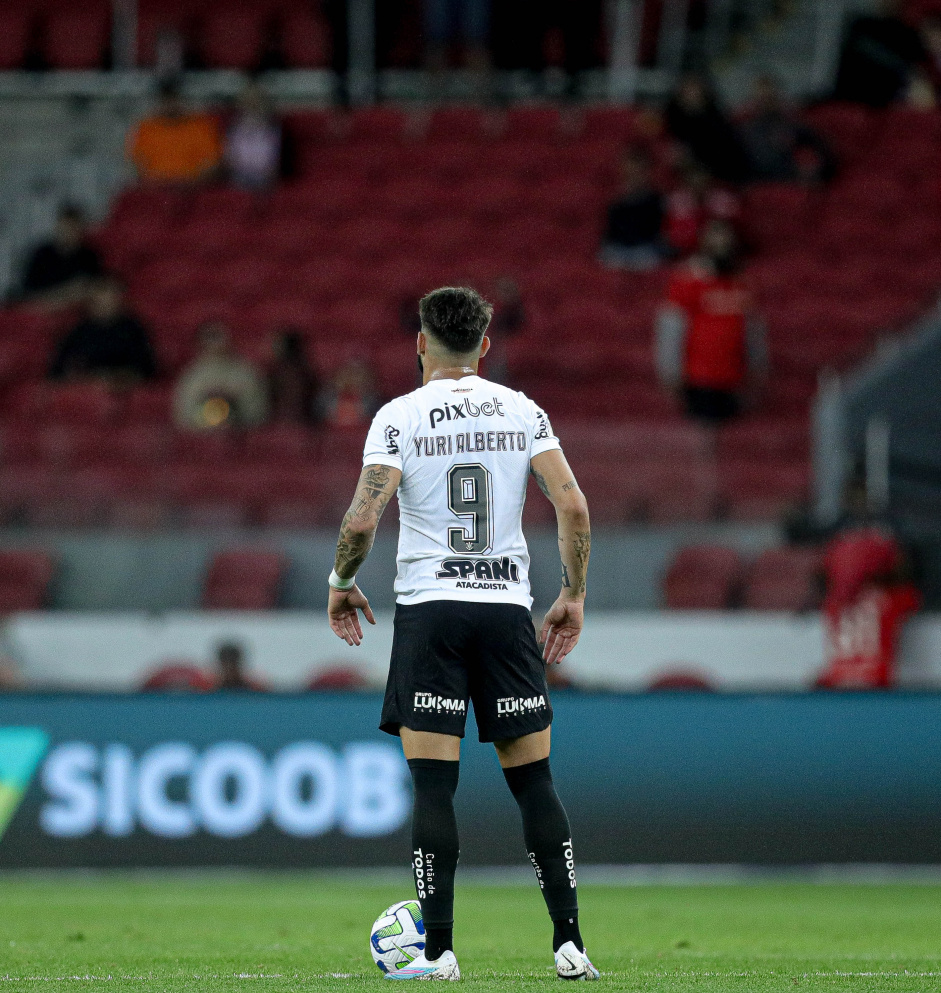 Yuri Alberto em pé no gramado do Beira Rio durante jogo contra o Internacional
