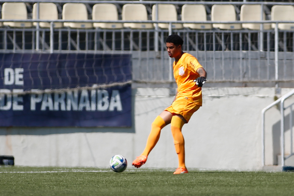 Goleiro Kau em ao pelo Timo na semifinal do Brasileiro Sub-20