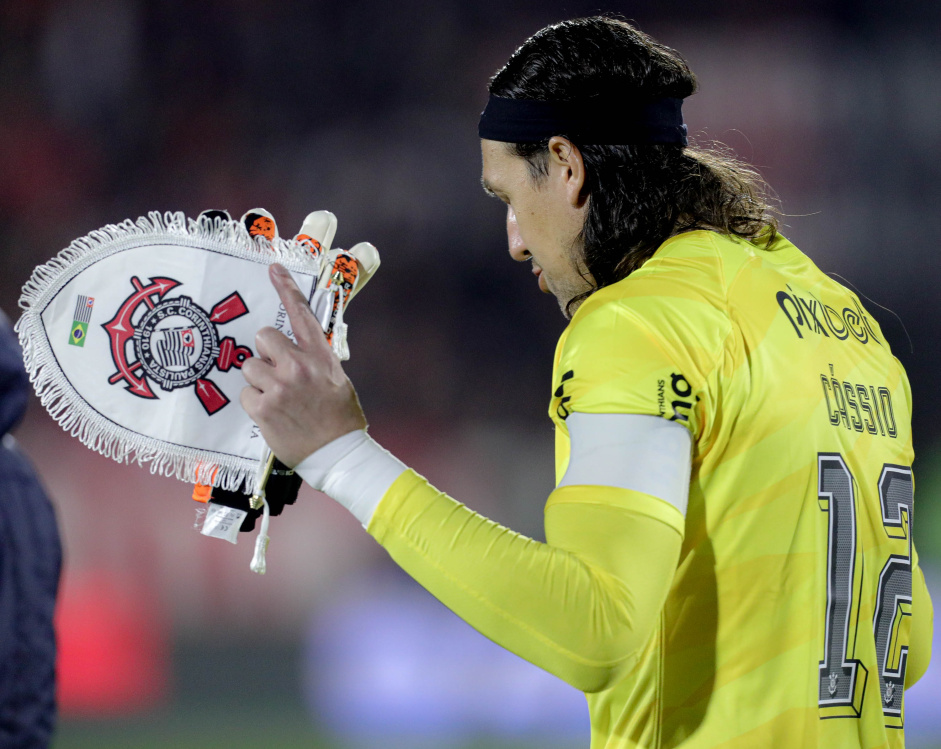 Goleiro do Corinthians comparece a jogo de futebol americano em Miami e é  presenteado com camisa