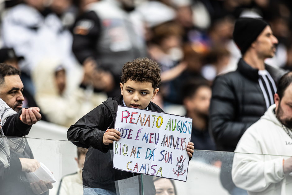 Torcedor do Corinthians com cartaz levantado pedindo a camisa de Renato Augusto