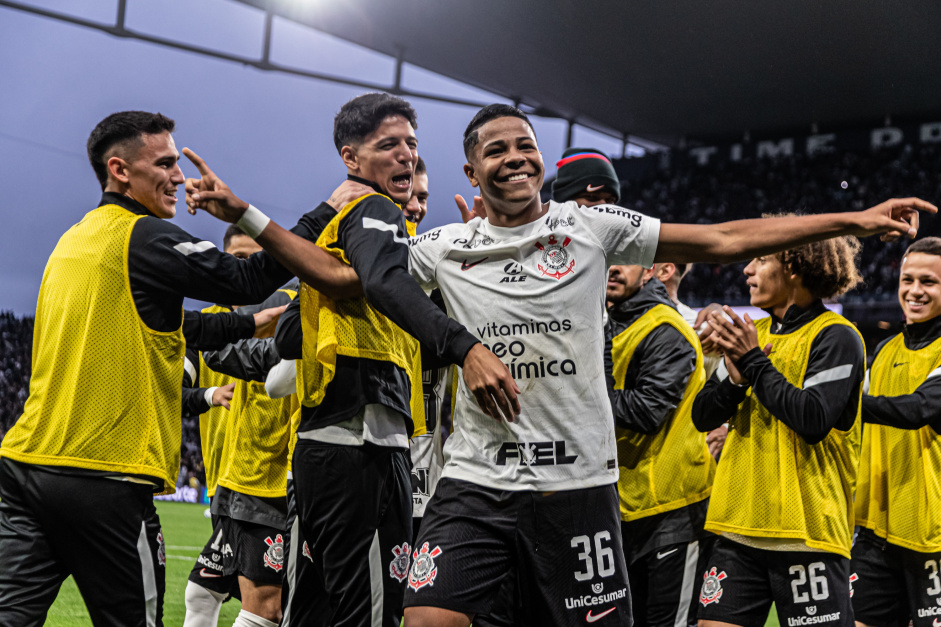Wesley celebra novo gol pelo Corinthians com os companheiros