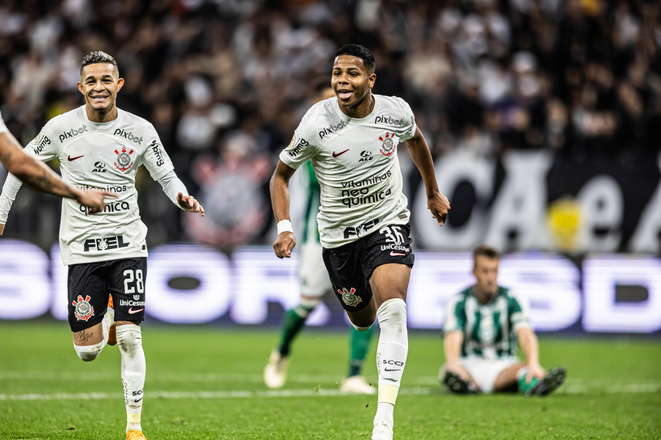 Wesley e Adson comemoram gol do Corinthians sobre o Coritiba