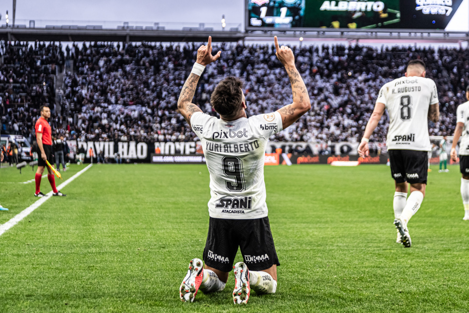 Yuri Alberto comemora gol ajoelhado