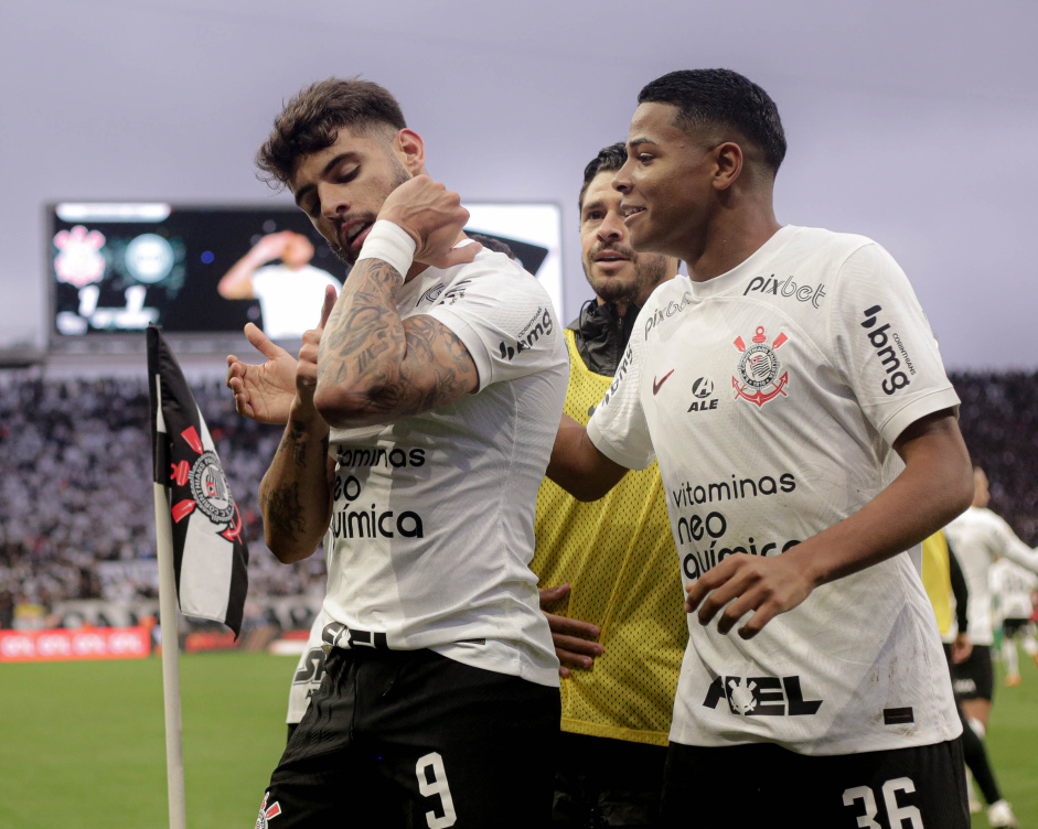 Yuri ALberto, Wesley e Giuliano comemorando gol do Corinthians