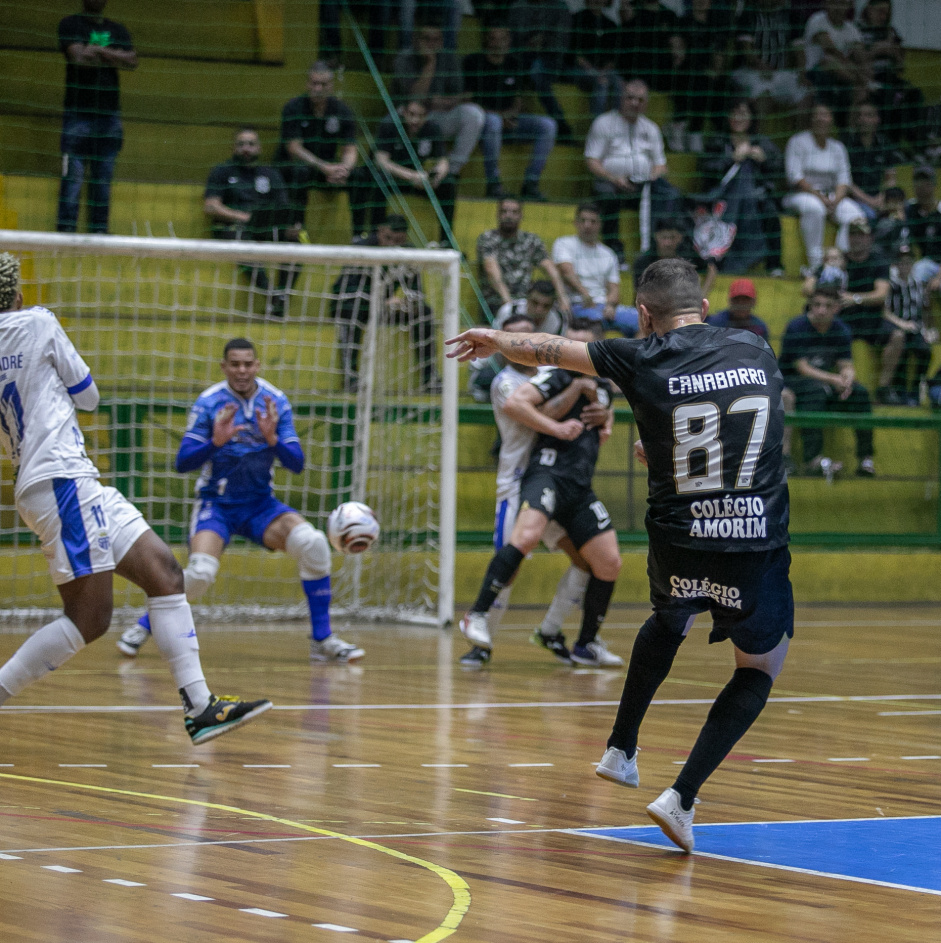 Canabarro tenta chute pelo Corinthians Futsal contra o Santo Andr