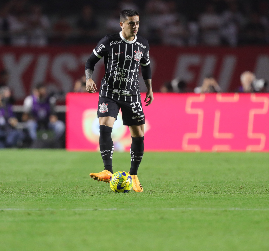 Fagner com a bola durante a partida entre São Paulo e Corinthians, no Morumbi, pela Copa do Brasil