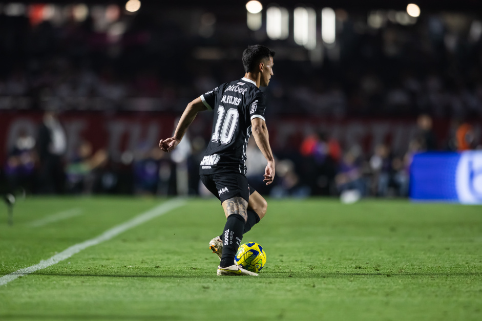 Matas Rojas domina bola na partida entre So Paulo e Corinthians, no Morumbi, pela Copa do Brasil
